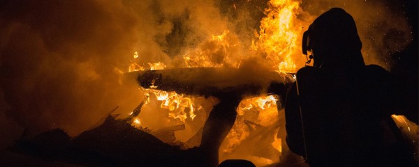 Brände von Hochenergie-Batterien vorbeugen, erkennen, kontrollieren, löschen und entsorgen